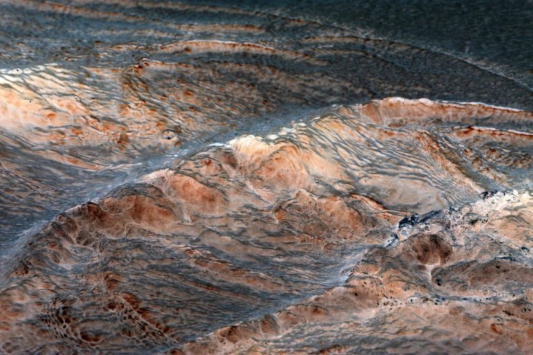 Mars Express révèle des teintes roses et violettes sur Mars : que cache cette découverte ?
