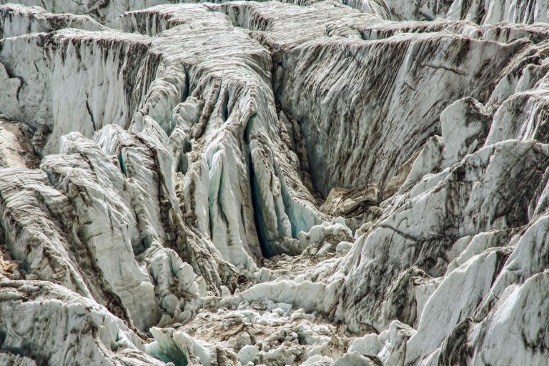 Pourquoi les glaciers himalayens fondent-ils 65% plus vite ? Une étude éclaire