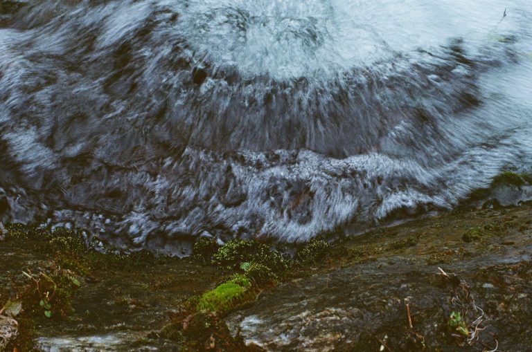Saviez-vous que l&rsquo;eau peut faire osciller la Terre ? Découvrez pourquoi !