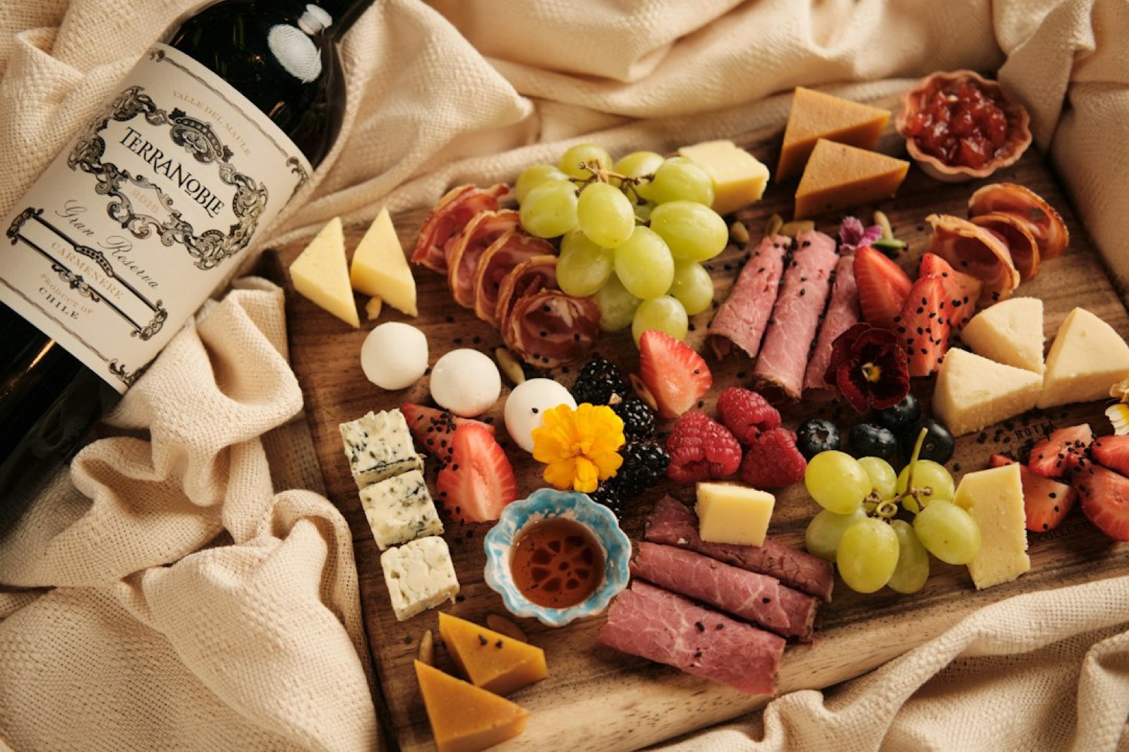 Planche de charcuterie et de fromages accompagnée de vin