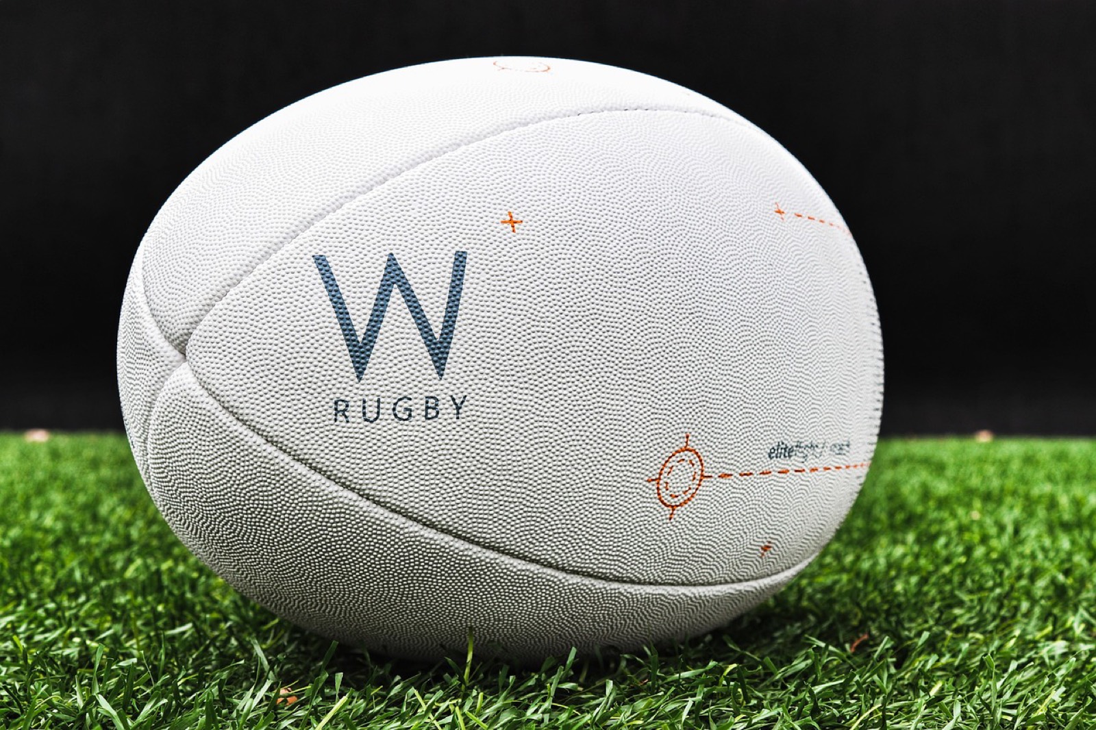Billets de match de rugby tenus en main avant l'entrée au stade