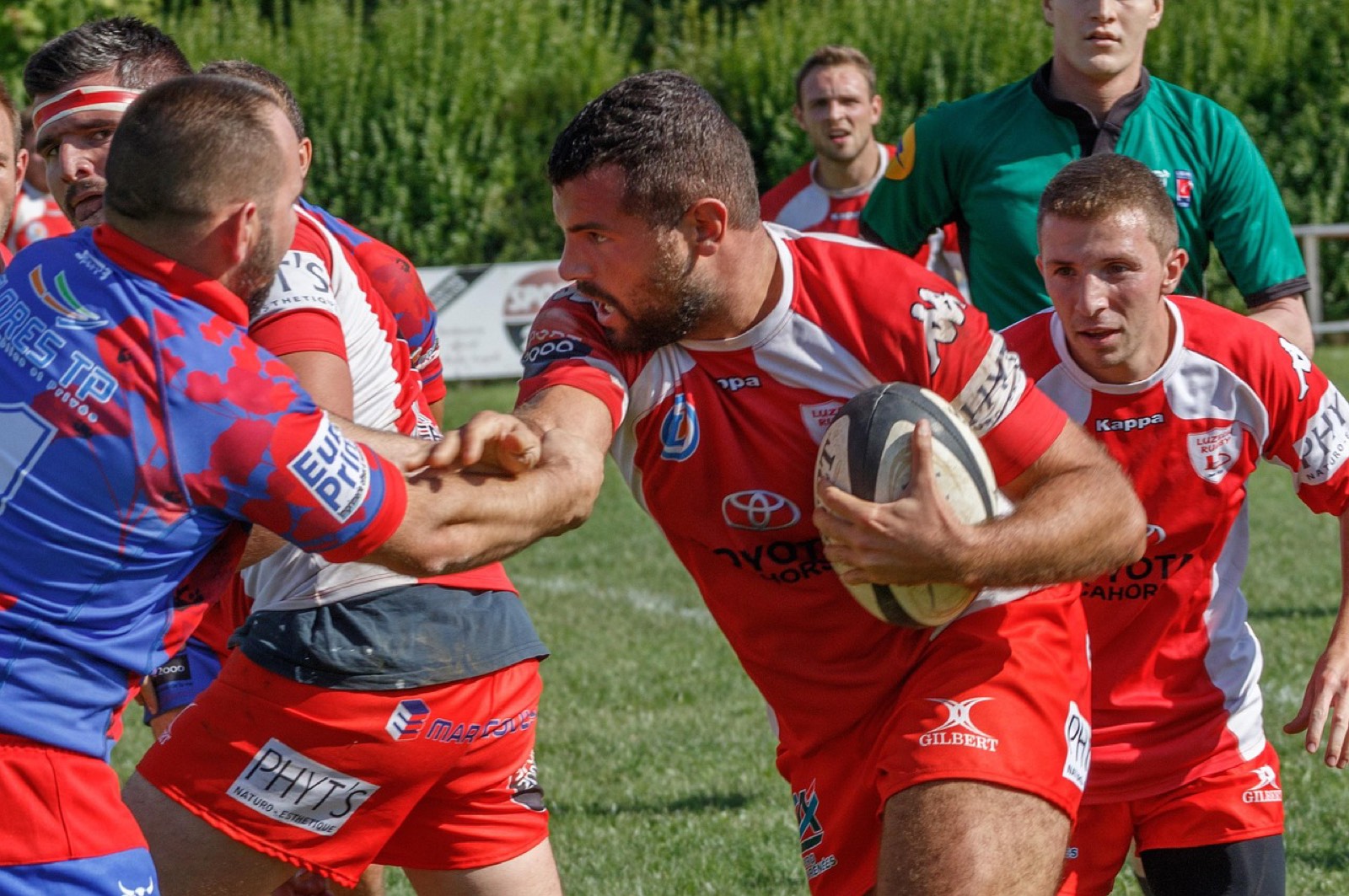 Mêlée entre deux équipes de rugby sur la pelouse d'un stade