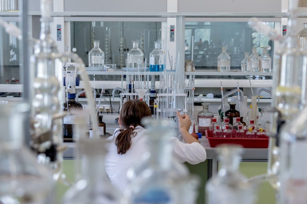 Chercheuse en laboratoire pharmaceutique