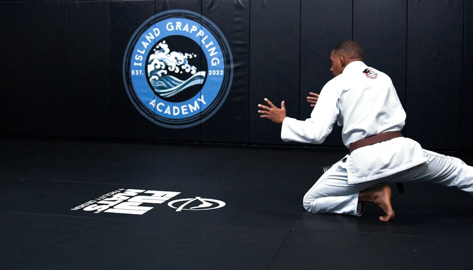 Débutants adultes à l'entraînement sur le tatami d'un dojo d'aïkido