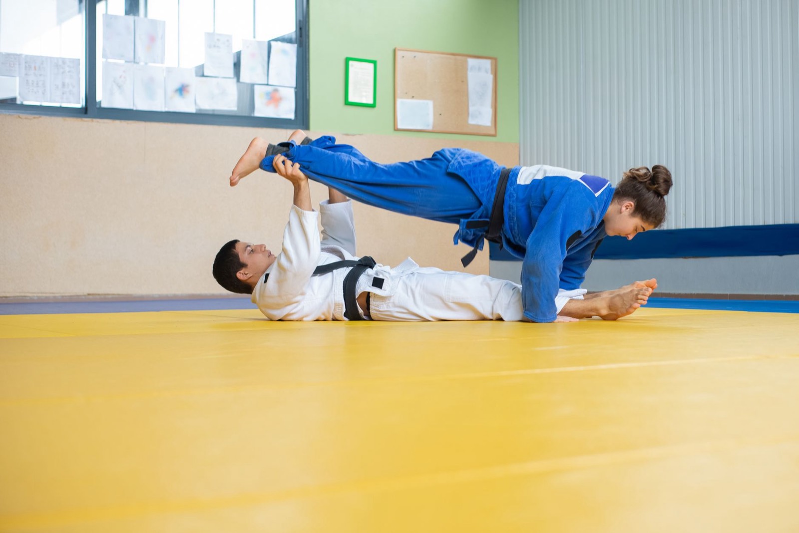 Cours de judo pour débutants sur un tatami