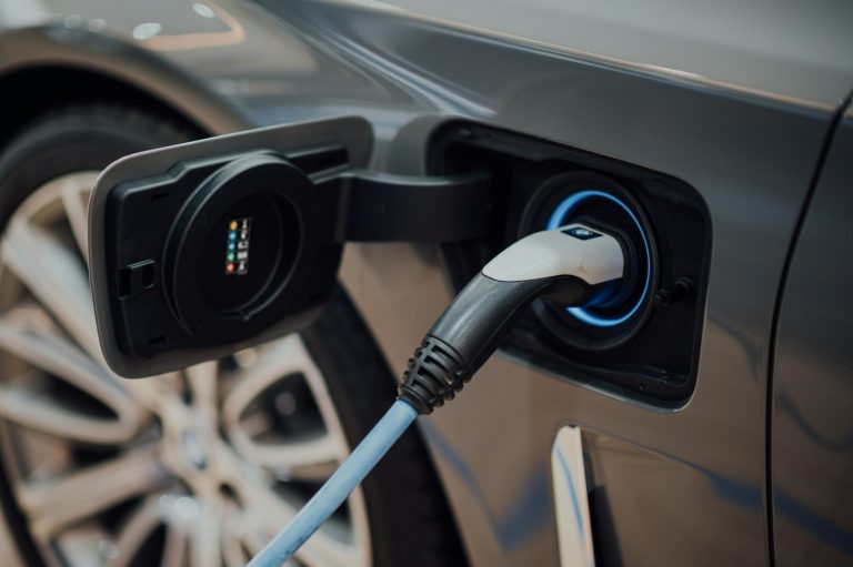 Réduisez vos factures : le partenariat Renault-EDF révolutionne l&rsquo;utilisation des voitures électriques