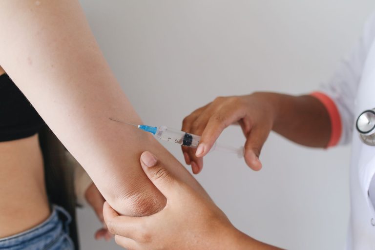 Vaccination grippe et Covid-19 : la clé pour éviter la saturation hospitalière cet hiver