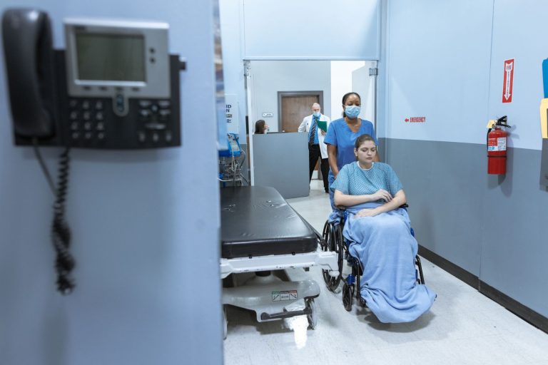 Urgences saturées : quels gestes barrières peuvent vraiment faire la différence ?