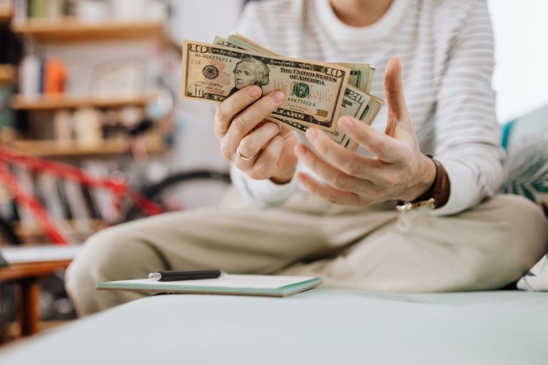 Acomptes sur salaire : un cri d&rsquo;alerte face à la précarité des Français