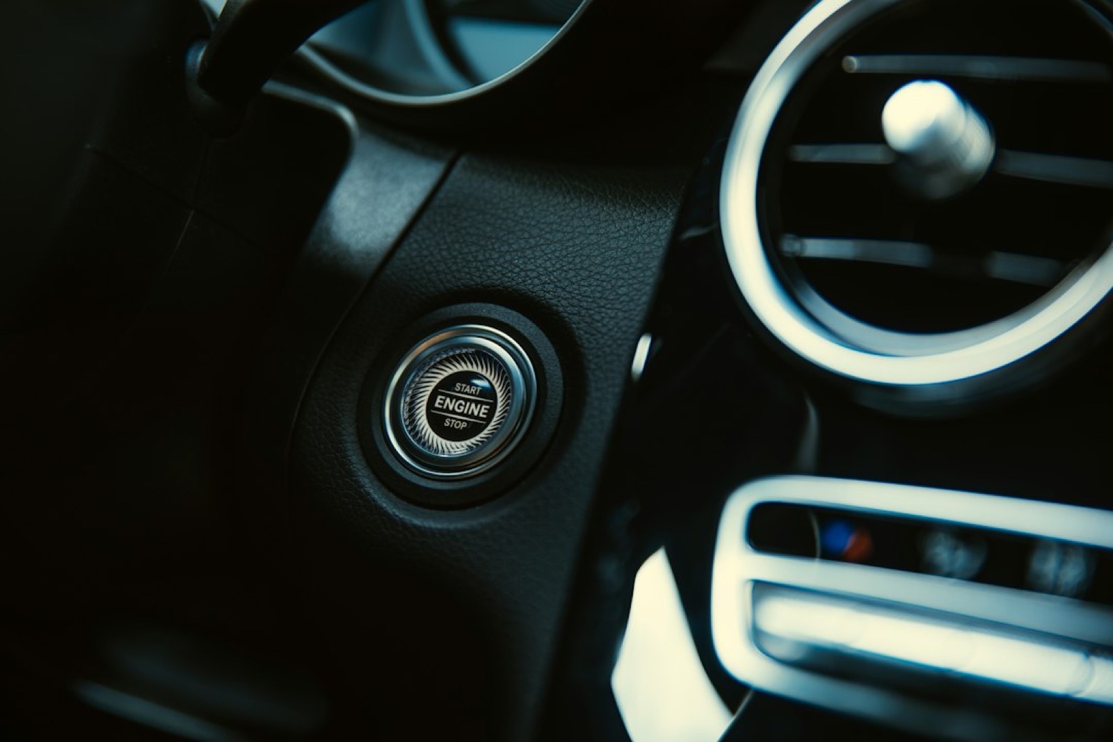 Diffuseur de parfum fixé sur une grille de ventilation de voiture