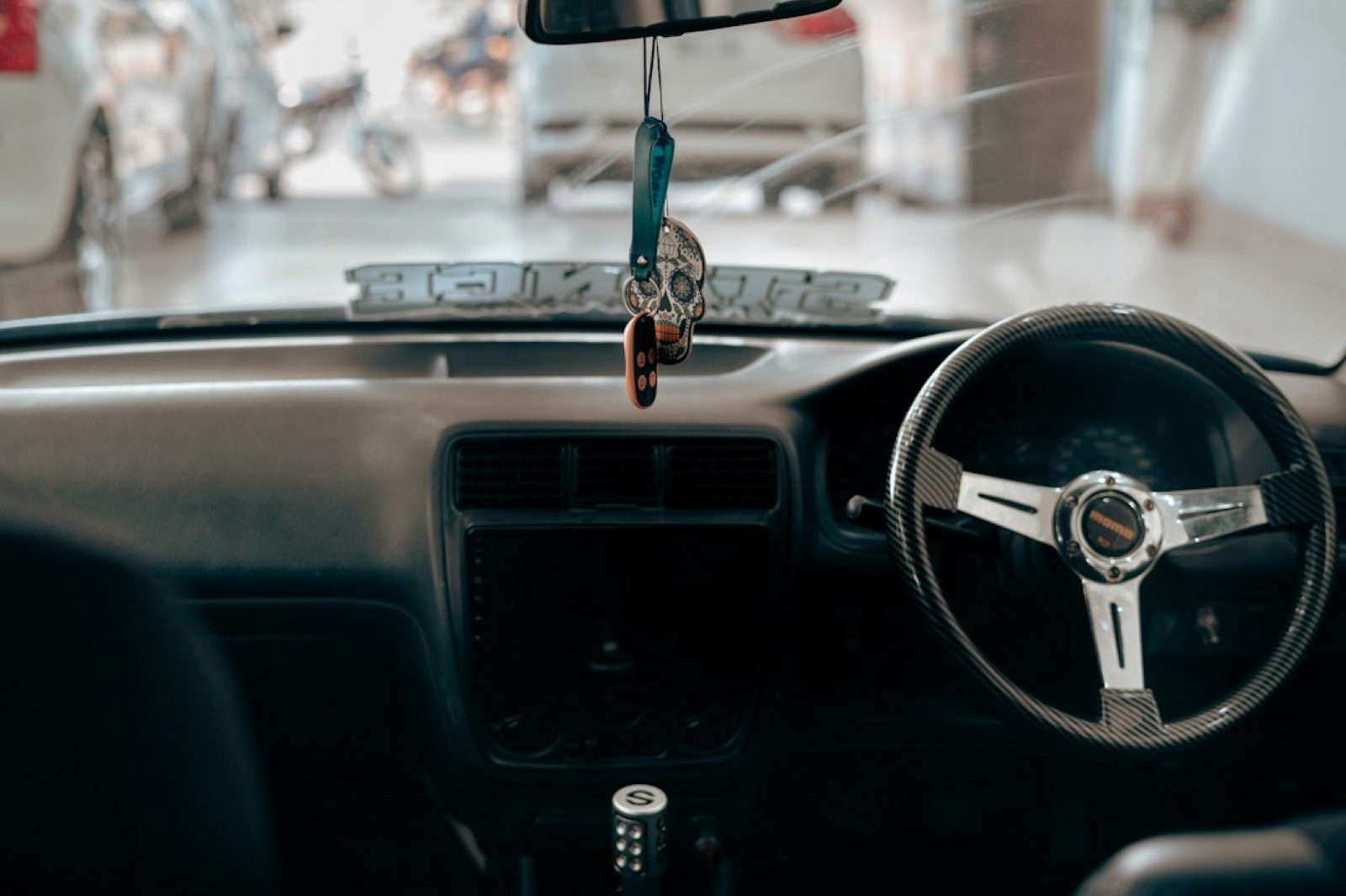 Nettoyage du tableau de bord et de l'intérieur d'une voiture