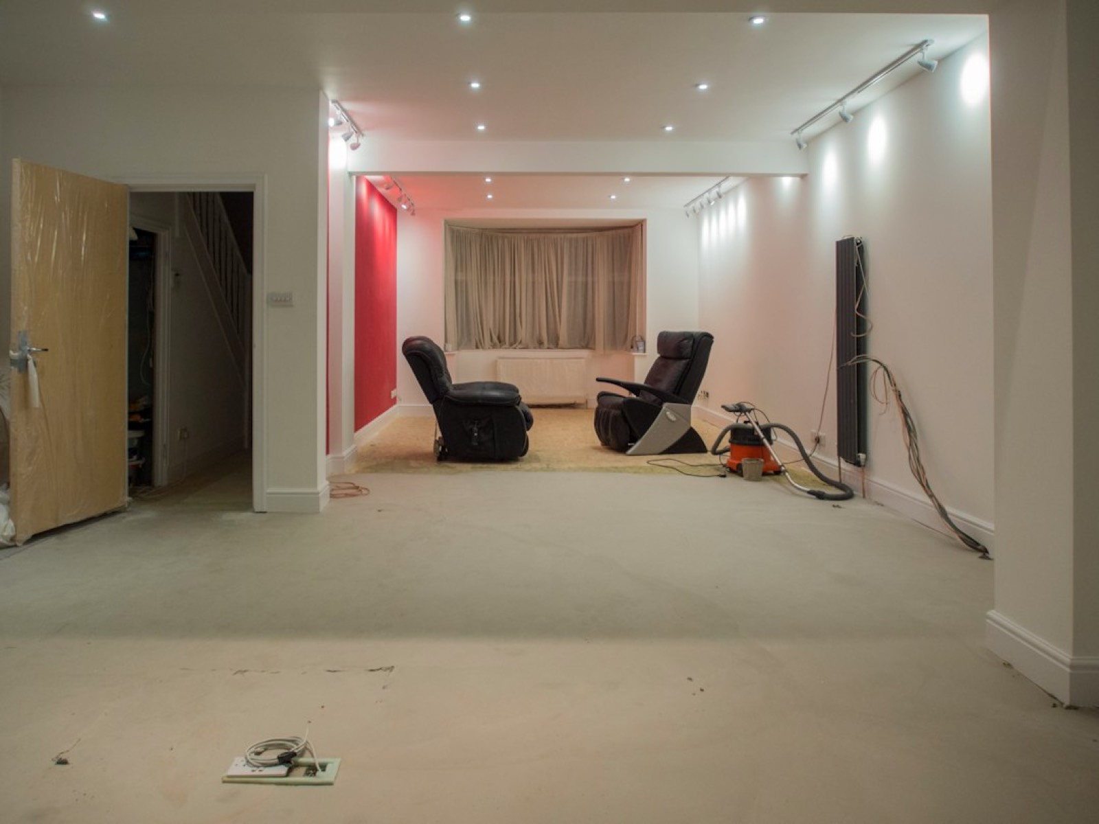 Meubles recouverts de bâches dans une pièce en cours de rénovation