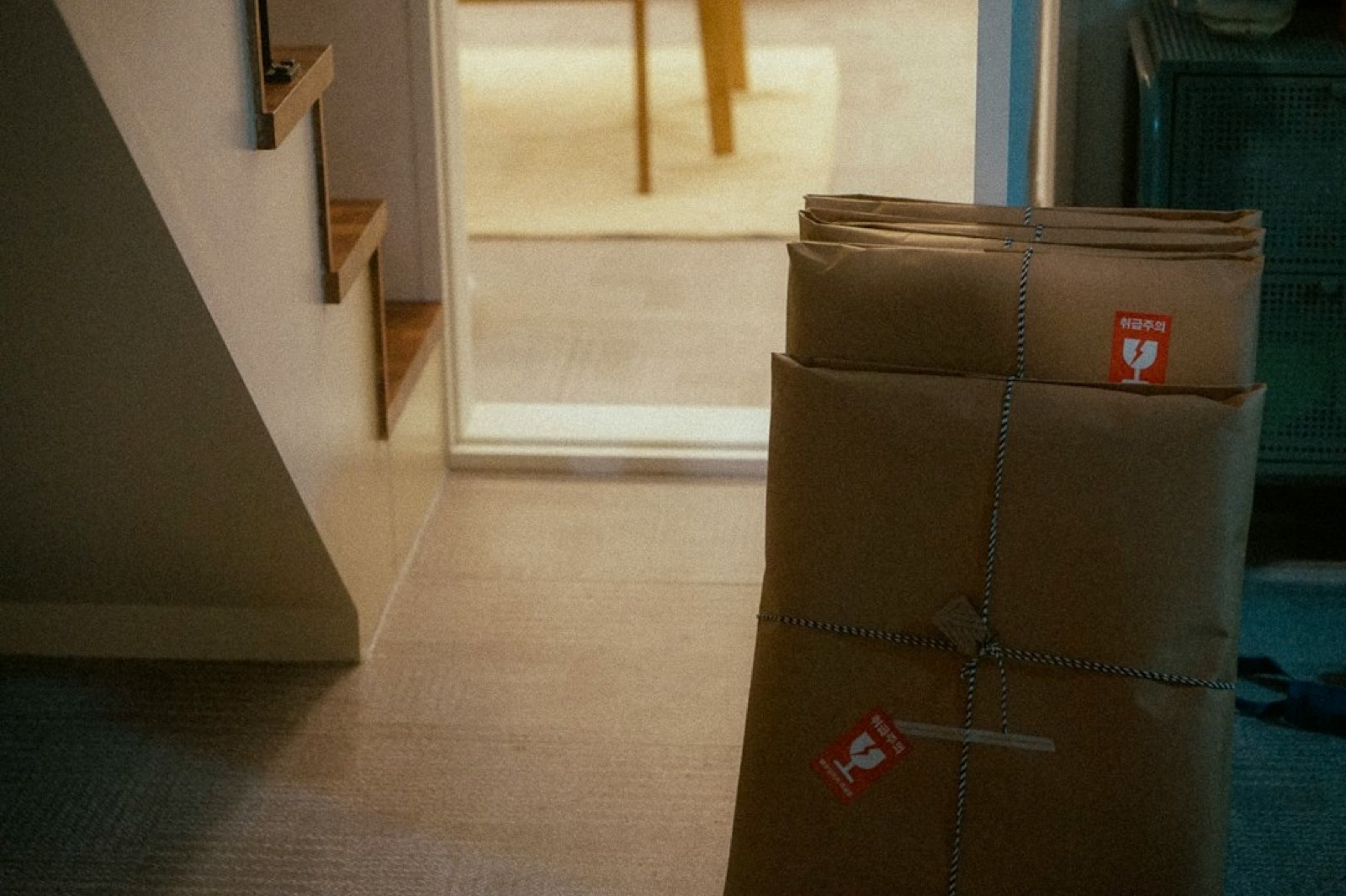 Cartons de déménagement empilés avant leur mise en garde-meuble